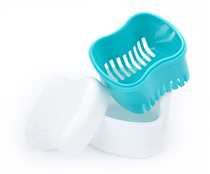 Un cepillo más limpio de la dentadura limpia del cuidado y taza del caso del baño de la dentadura de la caja del tenedor del criado