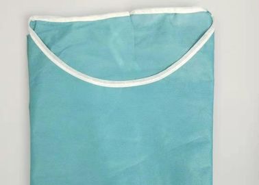 Color verde resistente flúido de las mangas del vestido quirúrgico de las batas disponibles largas de la seguridad