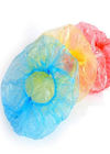 Casquillos plásticos disponibles del pelo de Polyethlene del tamaño multi con la tira coloreada el elástico
